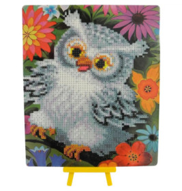 Diamantbild einer grauen Eule mit gelben Augen, umgeben von bunten Blumen auf gelber Staffelei.