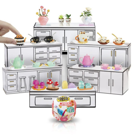 Miniatur-Küchenschränke mit kleinen Teeservices, Tassen, Desserts und tierförmigem Gebäck in einer Hand.