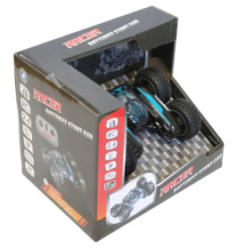 Ferngesteuertes Butterfly-Stunt-Auto in Schwarz-Blau, in Verpackung mit Rennmotiven ausgestellt.