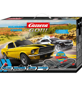Carrera GO!!! Highway Chase Set mit gelbem und schwarzem Auto auf Wüstenrennstrecke abgebildet.