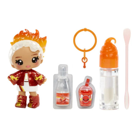 Kleine Puppe im Flammen-Outfit mit Accessoires wie Flaschen, Schlüsselanhänger und Wattestäbchen.