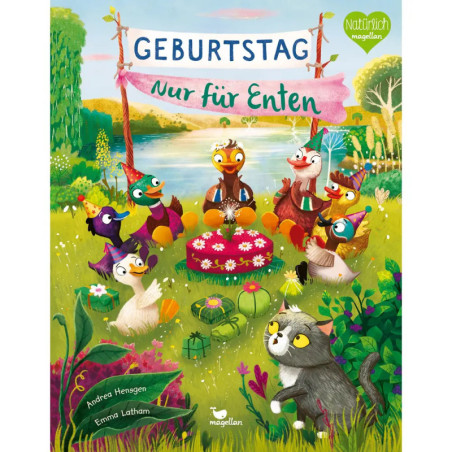 Illustration: Enten feiern am See Geburtstag mit Kuchen, Luftballons, eine Katze beobachtet sie.
