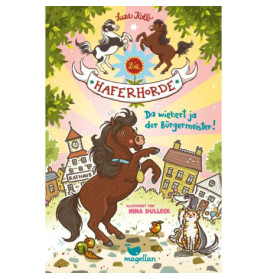 Ein fröhliches Pony tollt mit Katze und Vögeln auf dem Dorfplatz vor Comic-Gebäuden.