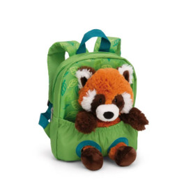 Grüner Rucksack mit blauen Trägern und einem Plüschroten Panda in der Fronttasche vor weißem Hintergrund.
