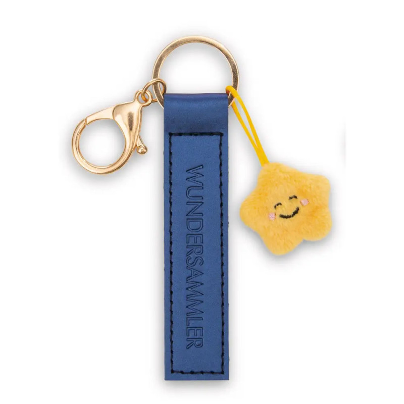 Blauer Leder-Schlüsselanhänger mit WUNDERSAMMLER, goldener Öse und gelbem Plüschstern-Anhänger.