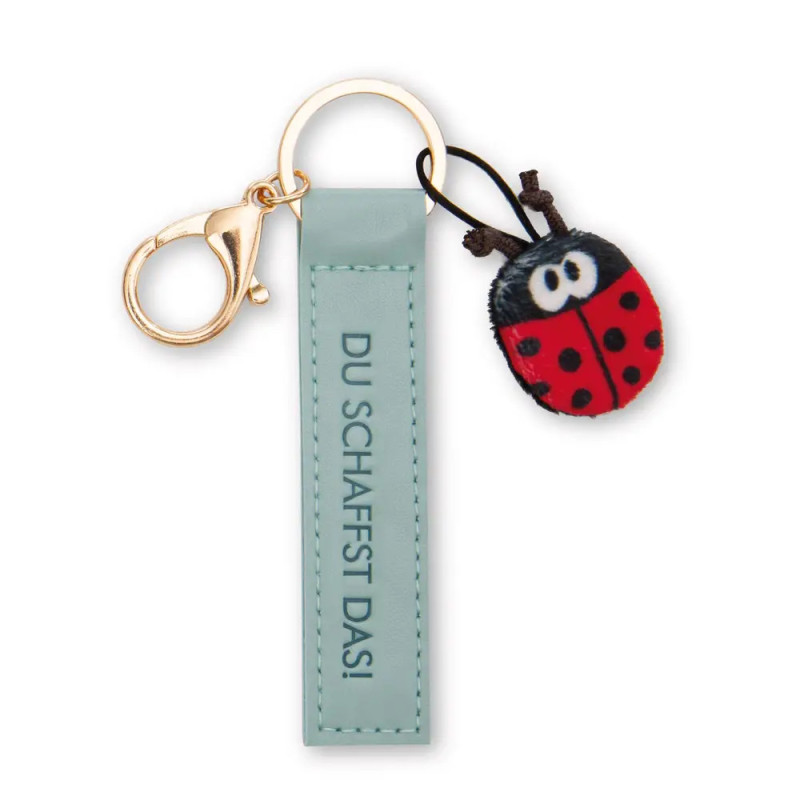 Schlüsselanhänger mit grünem DU SCHAFFST DAS!-Schild und kleinem Marienkäfer-Anhänger.