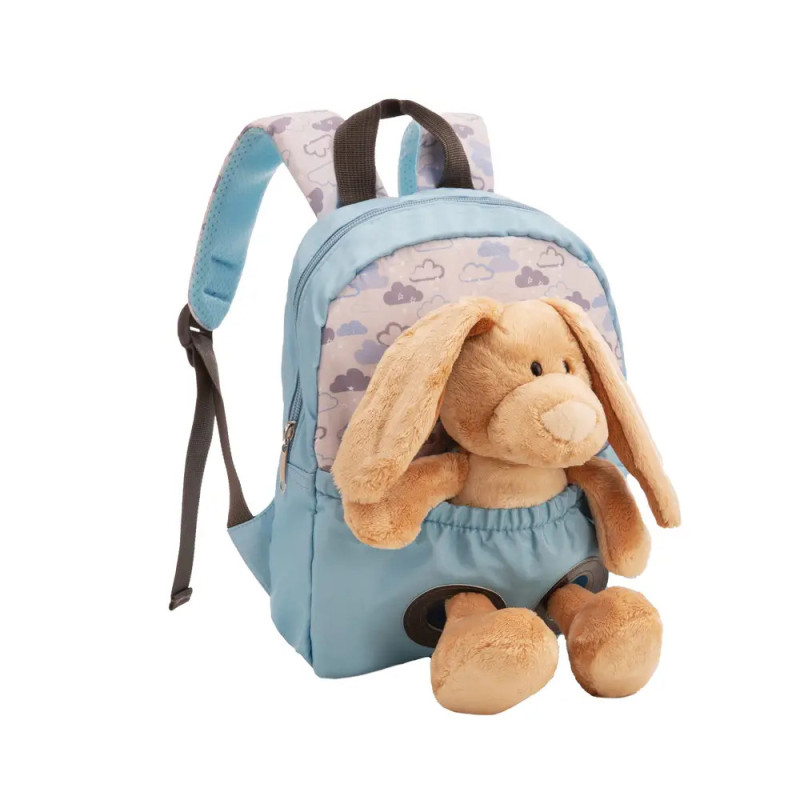 Hellblauer Kinderrucksack mit Wolkenmuster und Plüschhase an der Fronttasche. Hellblauer Kinderrucksack mit Wolkenmuster und Plüschhase an der Fronttasche.