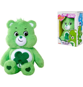 Grüner Care Bear mit Kleeblatt auf dem Bauch neben seiner Verpackung.