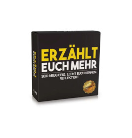 Schwarze Spielebox mit gelber und weißer Aufschrift: ERZÄHLT EUCH MEHR auf der Vorderseite.