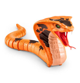 Orange Cobra-Spielzeugschlange mit gespreiztem Hals, sichtbaren Giftzähnen und roter Zunge.
