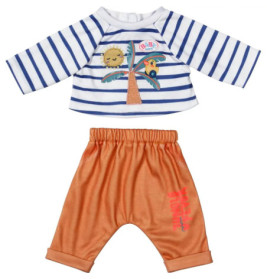 Gestreiftes Langarmshirt mit tropischem Print und orangefarbener Hose für Kind, flach ausgebreitet.