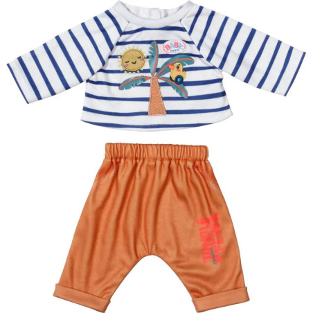 Gestreiftes Langarmshirt mit tropischem Print und orangefarbener Hose für Kind, flach ausgebreitet.