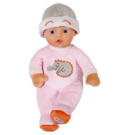 Plüsch-Babypuppe im rosa Outfit mit Igelmotiv und grau-weiß gestreifter Mütze.