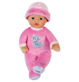 Babypuppe im rosa Outfit mit Katzendesign und passender rosa Mütze.