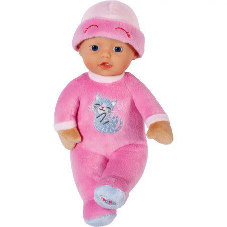 Babypuppe im rosa Outfit mit Katzendesign und passender rosa Mütze.