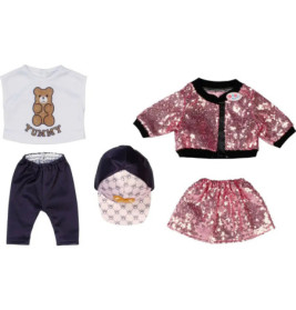 Fünf Puppenkleidungsstücke: Bären-T-Shirt, blaue Hose, Paillettenjacke, Rock, gemusterte Kappe.