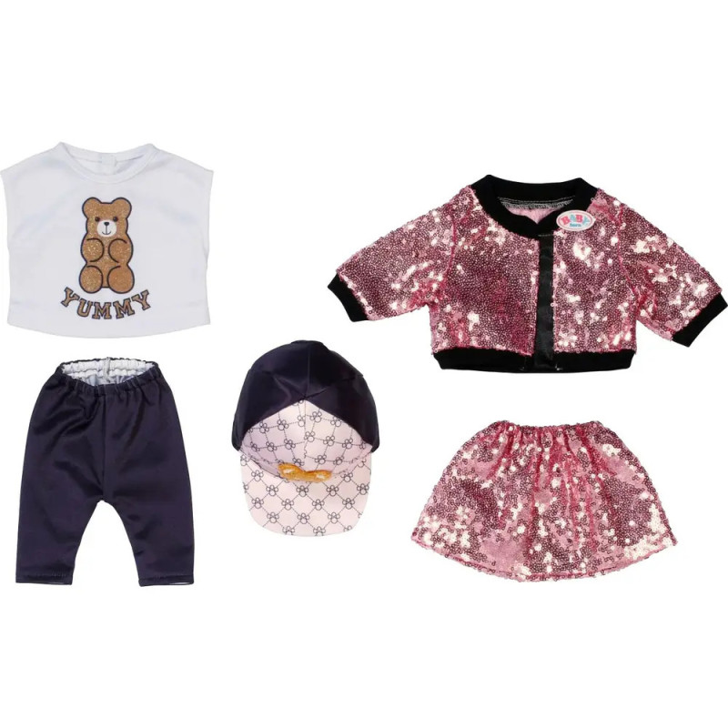 Fünf Puppenkleidungsstücke: Bären-T-Shirt, blaue Hose, Paillettenjacke, Rock, gemusterte Kappe. Fünf Puppenkleidungsstücke: Bären-T-Shirt, blaue Hose, Paillettenjacke, Rock, gemusterte Kappe.