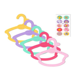 Vier bunte Kinderkleiderbügel und ein Bogen runde Tier-Aufkleber auf weißem Hintergrund.