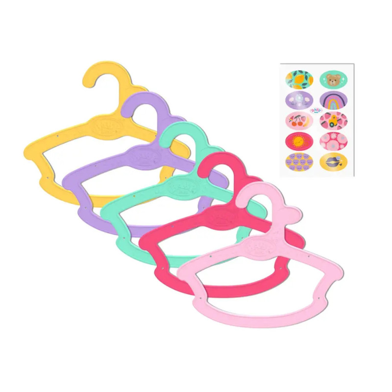 Vier bunte Kinderkleiderbügel und ein Bogen runde Tier-Aufkleber auf weißem Hintergrund.