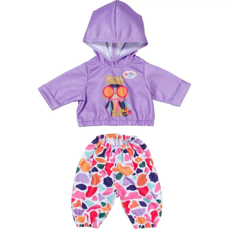 Lila Kapuzenpullover mit Tiermotiv und bunter Herzmusterhose für Puppe, flach ausgelegt. Lila Kapuzenpullover mit Tiermotiv und bunter Herzmusterhose für Puppe, flach ausgelegt.