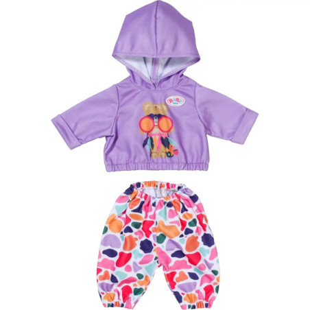 Lila Kapuzenpullover mit Tiermotiv und bunter Herzmusterhose für Puppe, flach ausgelegt.