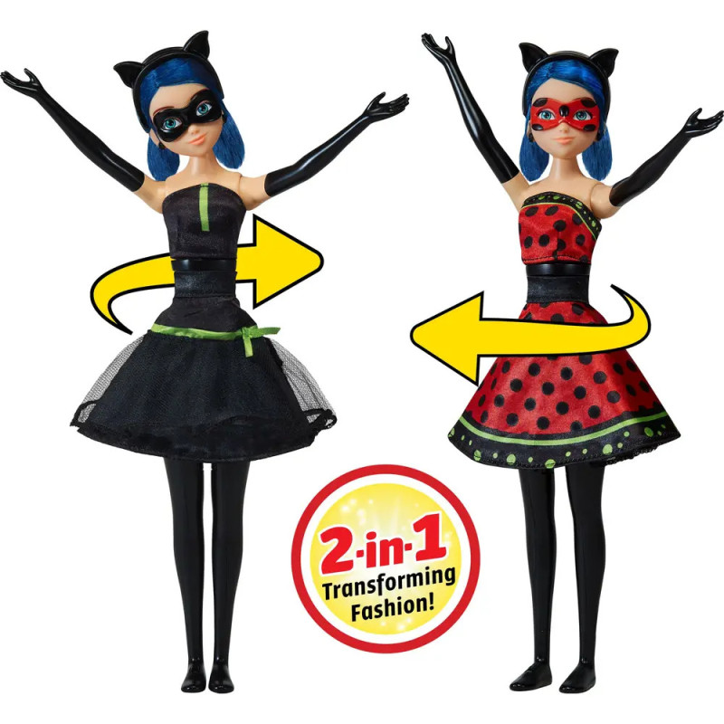 Puppe mit wandelbarem Kleid: links schwarz mit grünem Saum, rechts rot mit schwarzen Punkten, Arme oben.