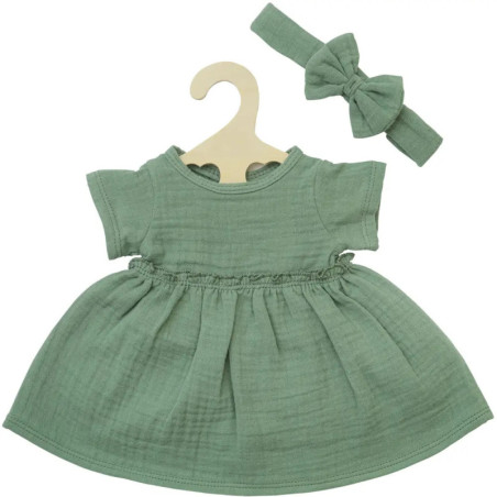 Salbeigrünes Babykleid mit kurzen Ärmeln und passendem Haarband mit Schleife auf einem Bügel.