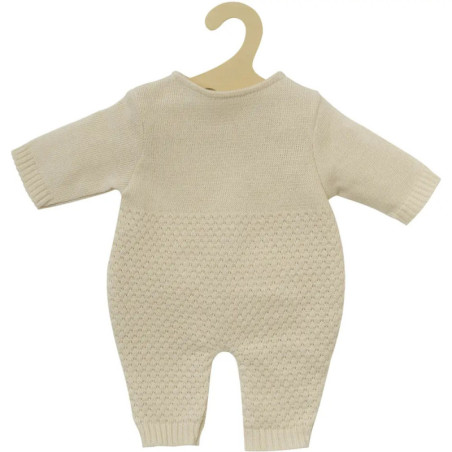 Cremefarbene Baby-Strickonesie mit langen Ärmeln, gemusterten Beinen und Holzkleiderbügeln.