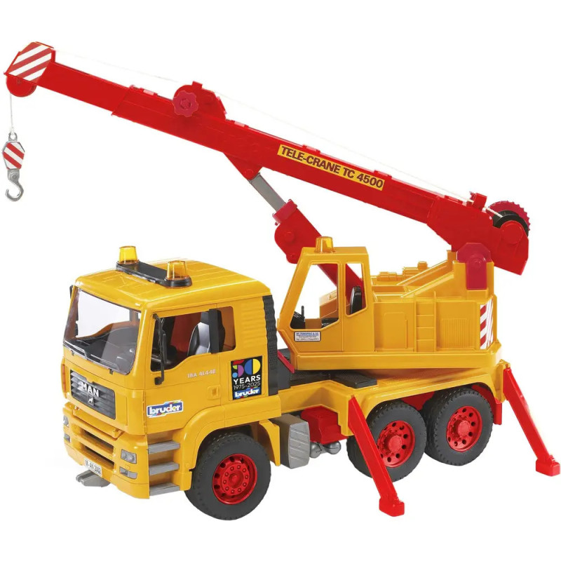 Gelber Spielzeug-Kranwagen mit rotem Ausleger, Stützen, Haken und der Aufschrift TELE-CRANE TC 4500. Gelber Spielzeug-Kranwagen mit rotem Ausleger, Stützen, Haken und der Aufschrift TELE-CRANE TC 4500.