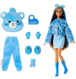Barbie-Puppe mit blauen Stiefeln, Jacke, Bären-Accessoires und Care Bears Kostüm auf weißem Grund.