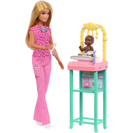 Barbie in pinker Kleidung wiegt eine lächelnde Babypuppe auf einer Spielzeugwaage unter einem Mobile.