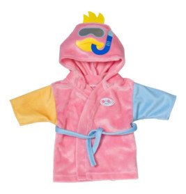 Rosa Puppenbademantel mit Kapuze, gelb-blauen Ärmeln, Schnorchel-Motiv und blauem Gürtel.