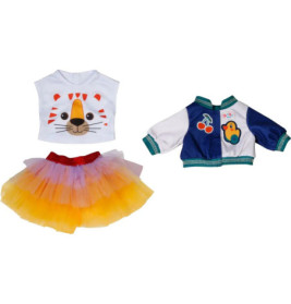 Drei Puppenoutfits: Tiger-T-Shirt mit Tutu sowie blaue Jacke mit Obst- und Bärenmotiven.