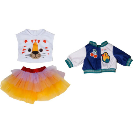Drei Puppenoutfits: Tiger-T-Shirt mit Tutu sowie blaue Jacke mit Obst- und Bärenmotiven. Drei Puppenoutfits: Tiger-T-Shirt mit Tutu sowie blaue Jacke mit Obst- und Bärenmotiven.