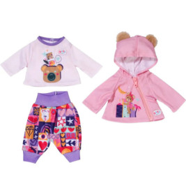 Dreiteiliges Puppenset: Bärchen-T-Shirt, gemusterte Hose und pinke Jacke mit Bärenohren.