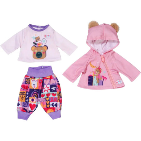 Dreiteiliges Puppenset: Bärchen-T-Shirt, gemusterte Hose und pinke Jacke mit Bärenohren.