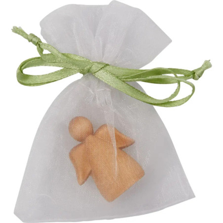 Kleine Engel-Figur aus Holz in einem durchsichtigen Geschenkbeutel mit hellgrünem Band.