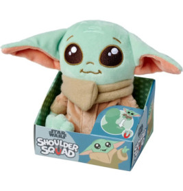 Plüsch-Baby-Yoda aus Star Wars mit großen Augen und Ohren in geöffneter Shoulder Squad-Box.