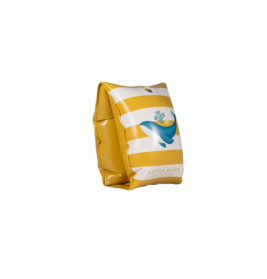 Gelb-weiß gestreiftes Schwimmarmband mit blauem Walmotiv und Little Dutch-Schriftzug.