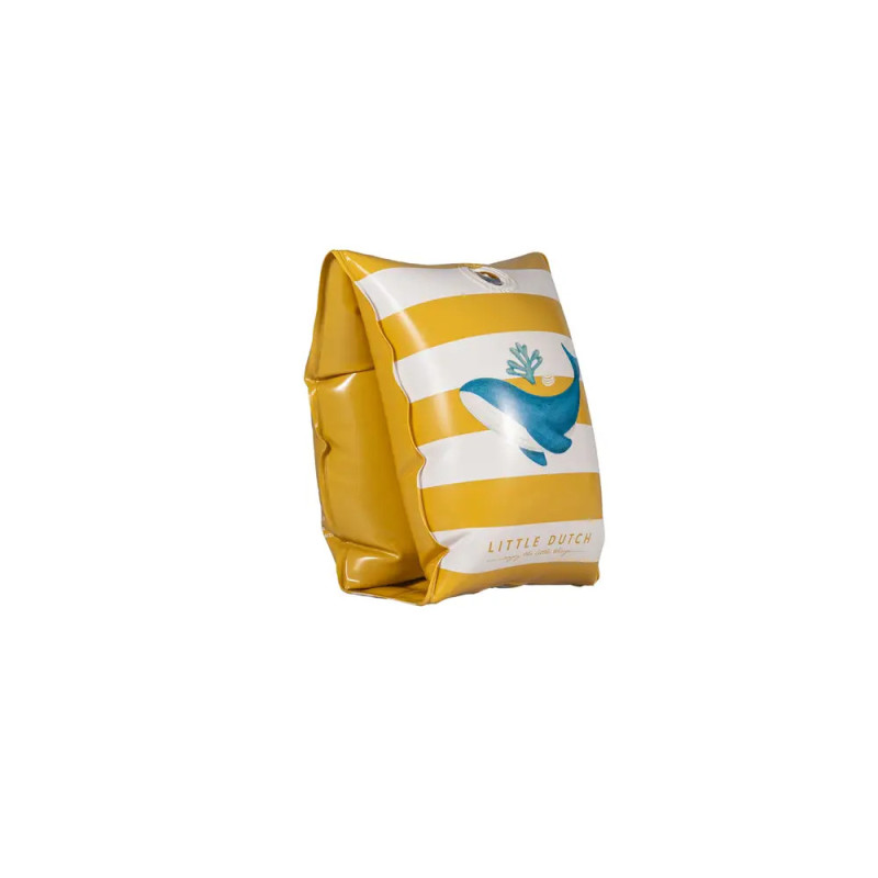 Gelb-weiß gestreiftes Schwimmarmband mit blauem Walmotiv und Little Dutch-Schriftzug.