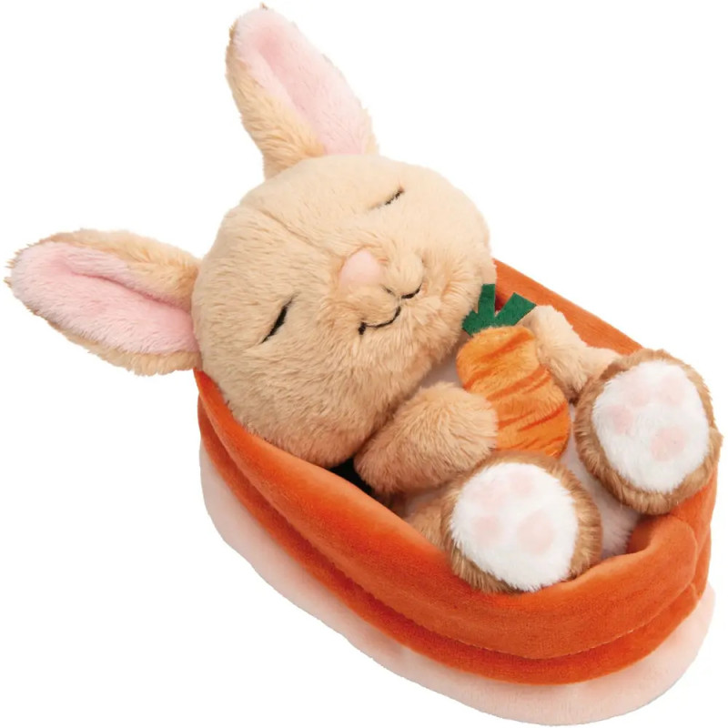 Plüschhase schläft mit Karotte in orange-weißer Bettdecke. Plüschhase schläft mit Karotte in orange-weißer Bettdecke.