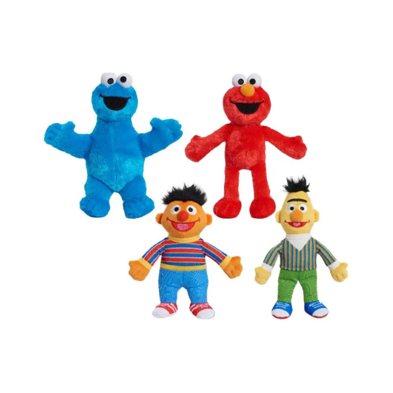 Vier bunte Plüschfiguren aus einer Kinderserie stehen gemeinsam auf weißem Hintergrund.