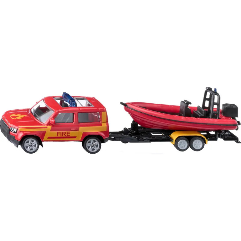 Spielzeug-Feuerwehrwagen zieht ein rotes Schlauchboot auf einen Anhänger, Seitenansicht.