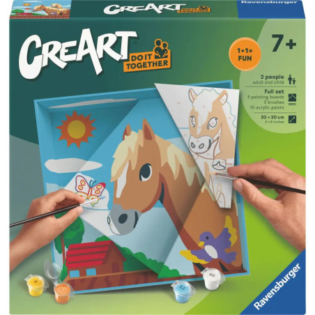 Hände bemalen eine Pferde- und Bauernhofszene auf einer CreArt-Malbox für Kinder ab 7 Jahren.