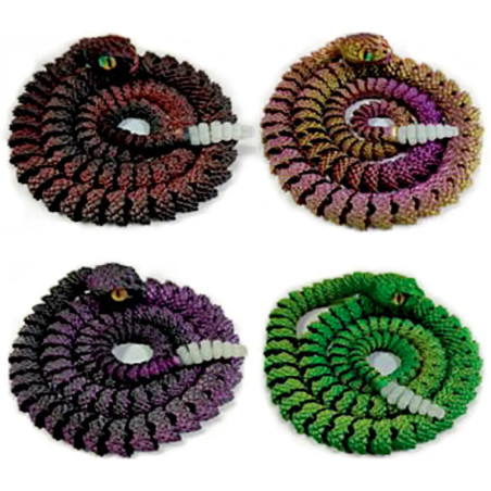 Vier gehäkelte Schlangen in Schwarz, Pink, Lila und Grün, spiralig aufgerollt, mit gelben Augen.