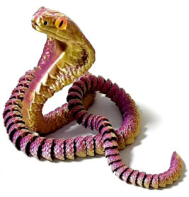 Gold-lila Schlange mit offenem Maul und erhobener Haube, zum Angriff bereit.