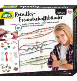 Lena Rocaille Freundschaftsarmband-Set mit Musterarmbändern, Zubehör und einem Mädchen mit Armbändern.