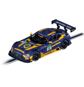 Blau-gelbes Mercedes-AMG-Spielzeugauto auf Slotcar-Bahn aus der Vogelperspektive.