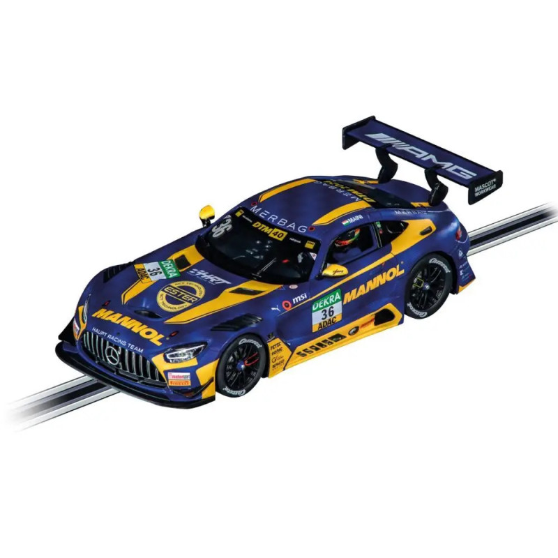 Blau-gelbes Mercedes-AMG-Spielzeugauto auf Slotcar-Bahn aus der Vogelperspektive. Blau-gelbes Mercedes-AMG-Spielzeugauto auf Slotcar-Bahn aus der Vogelperspektive.