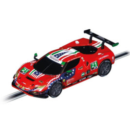 Rotes Spielzeugrennwagen mit USA-Design, Nummer 21 und großem Heckspoiler auf einer Rennbahn.